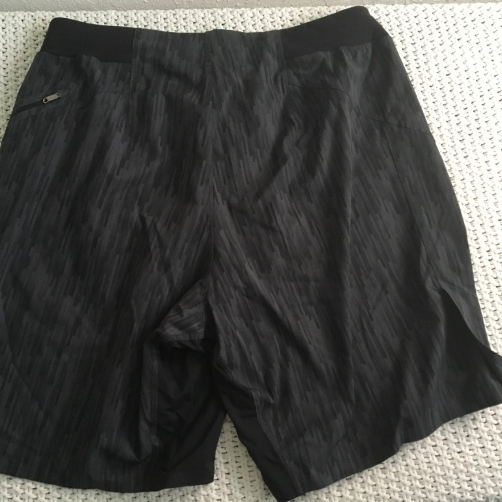 LULULEMON ATHLETICA MENS GRAY/BLACK SHORTS SIZE LARGE